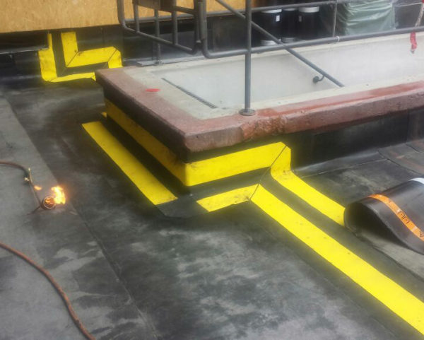 Foto på Migupren tätduk för takläggare i hörn och platta ytor