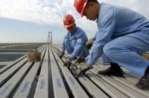 Montörer arbetar med Mageba Tensa Modular LRLS