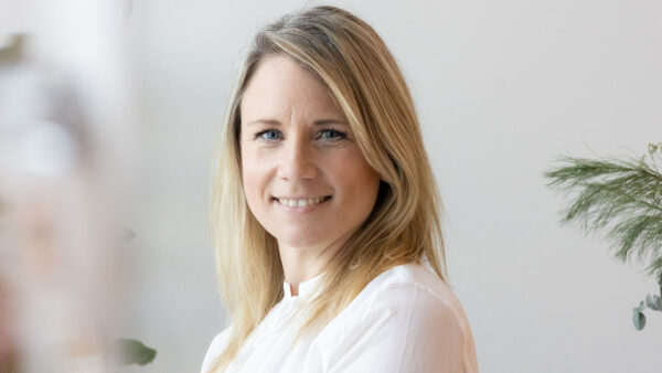 Porträttbild på Maria Björk Hummelgren som pratar om Handelskammarens hållbarhetspris