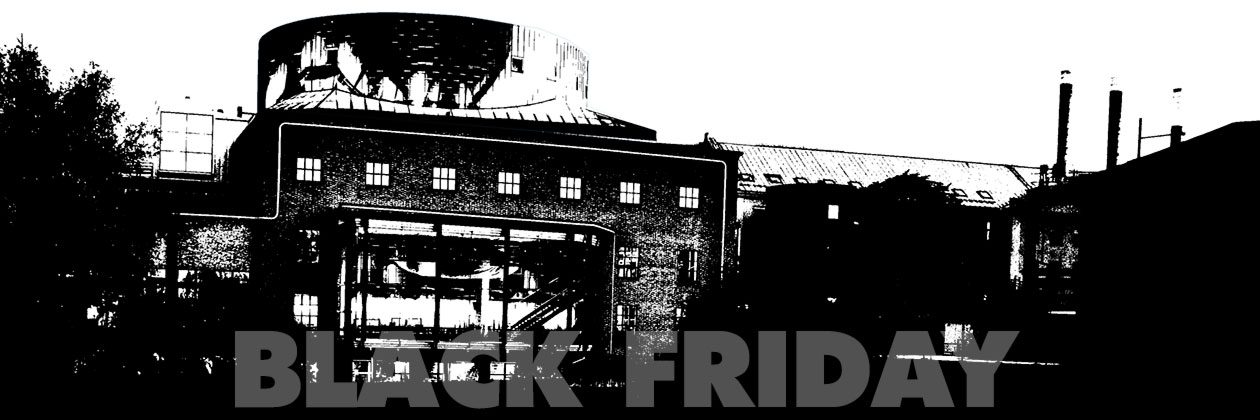 Svart vitt foto av byggnad och text "Black friday"