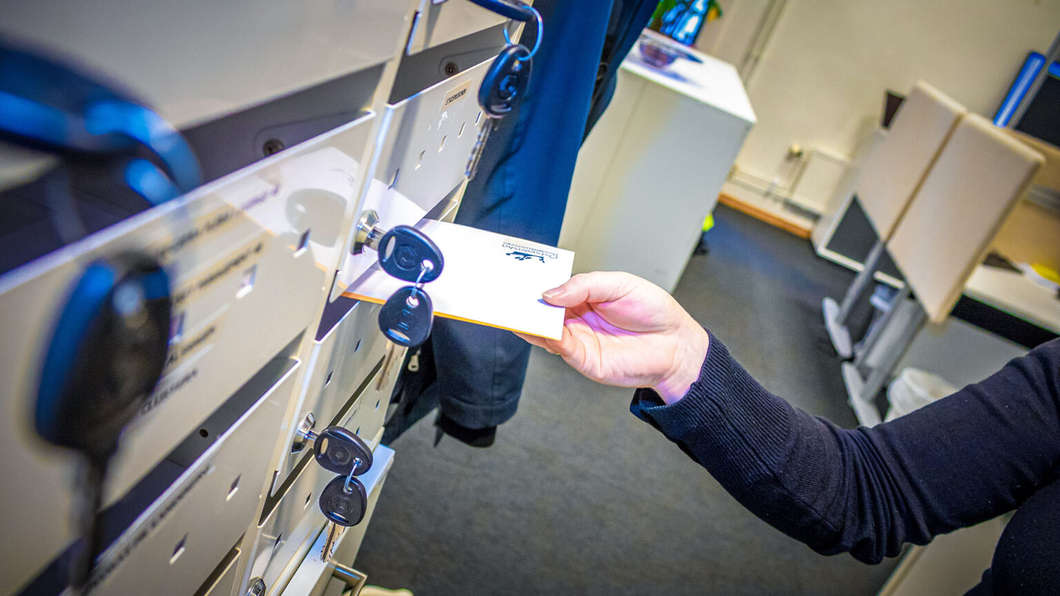 Bild på en hand som lägger in ett brev i ett postfack - som är en av de tjänster vi har får virtuellt kontor.