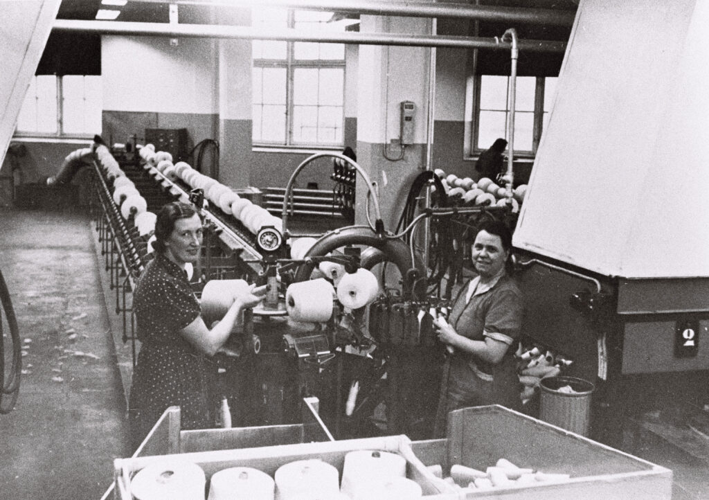 Alva (höger) arbetar i Strykjärnet - årtal och fotograf okänd.