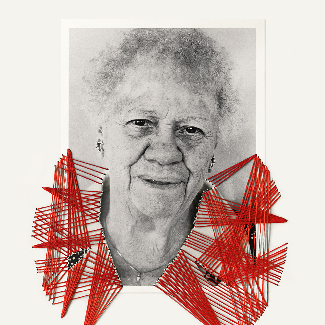 Svartvitt fotografi av en äldre kvinna inramat av spretigt broderi i röd tråd.