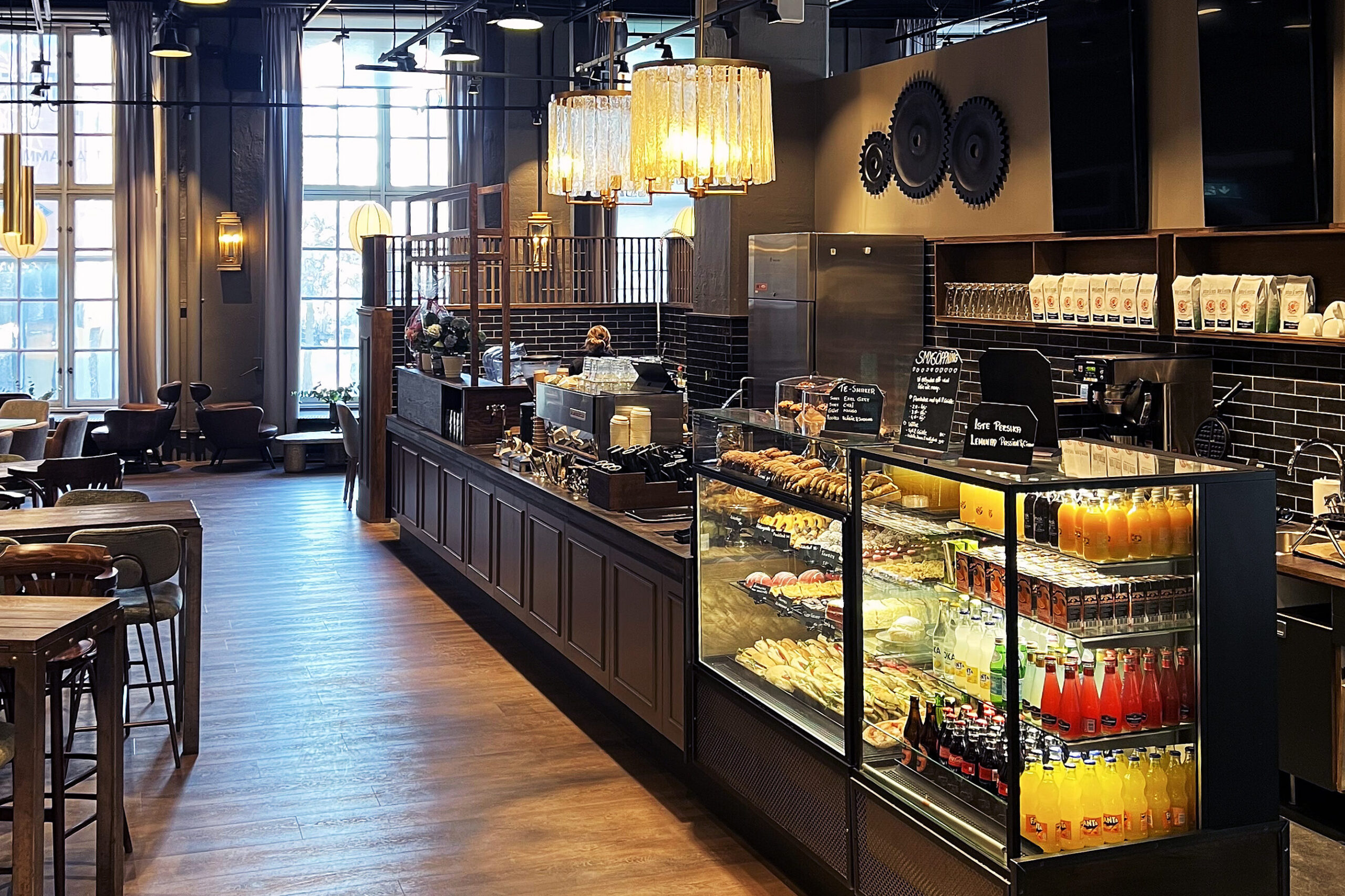 Översiktsvy över entrén till Brödernas Kafé