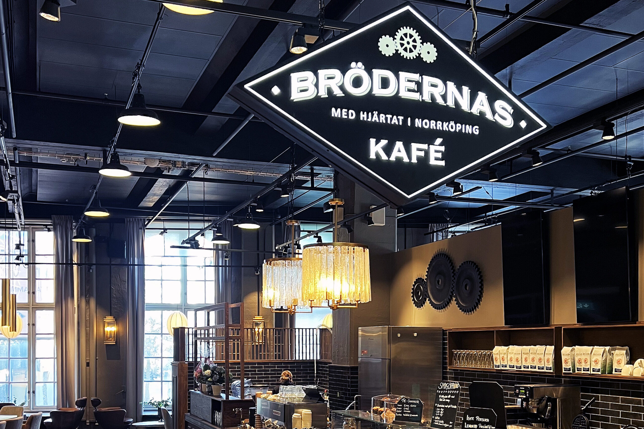 Översiktsvy över entrén till Brödernas Kafé