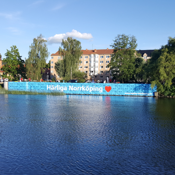 Fasadvepor och stora banderoller