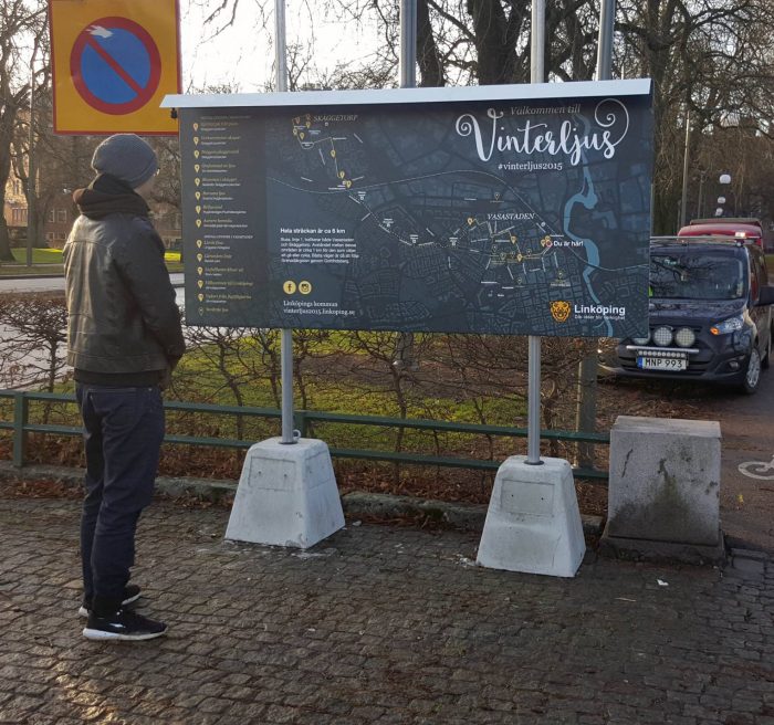 Bockad aluminiumplåt som informationsskylt med belysning