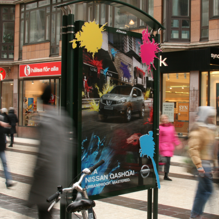 Trafikreklame med trykte plakater til byen